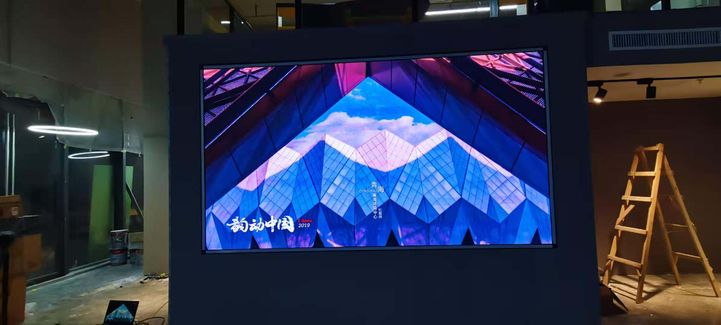 P2.5室內全彩LED顯示屏-壁掛支架安裝-東莞市松山湖管委會中集智谷